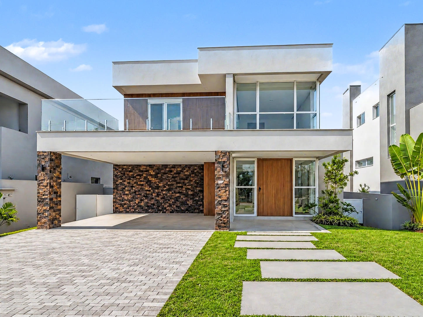 Residência Moderna com Piscina e Amplo Espaço Gourmet